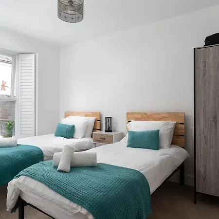 Charming Retreat For 6 With Social Garden *