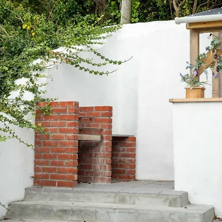 Charming Retreat For 6 With Social Garden *
