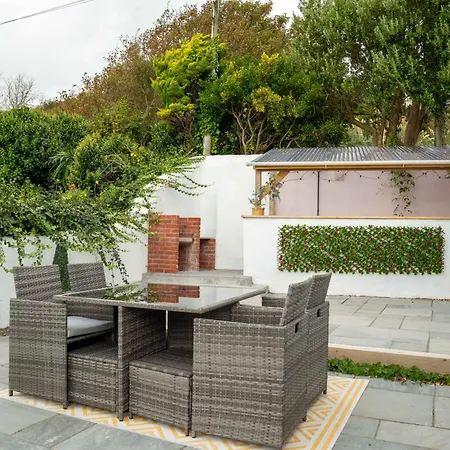 Charming Retreat For 6 With Social Garden